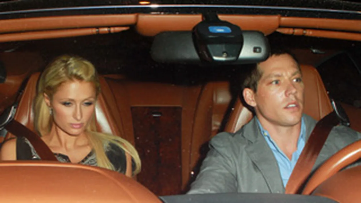 Paris Hilton si iubitul ei au dat cu masina peste un paparazzo