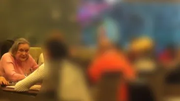 Mama Zina a fugit din azil să bea o bere! A ţinut morţiş să se răsfeţe cu o masă copioasă!