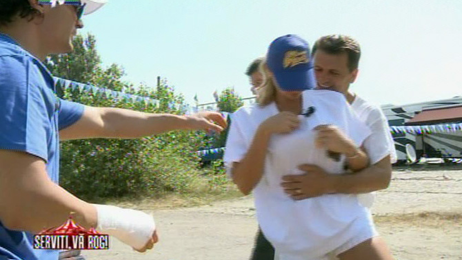 Nea Marin a vrut sa o dezbrace pe Roxana Ionescu la "Serviti, va rog"! Uite in ce hal i-a taiat tricoul!