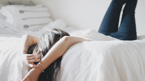 Obiectul banal din dormitor care îți poate schimba radical viața sexuală