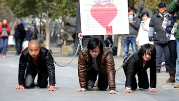 FOTO Cum au militat trei barbati pentru drepturile femeilor: s-au tarat in lanturi si au sarutat picioarele doamnelor