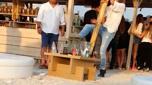 Scarlatescu a petrecut toata noaptea in club, dupa care s-a dus sa vada rasaritul, pe plaja! Vezi ce femeie celebra l-a insotit!