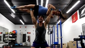 VIDEO Nici nu iti trece prin cap ce ridica deasupra capului musculosul asta la sala! Da click sa afli! Te tine si pe tine?