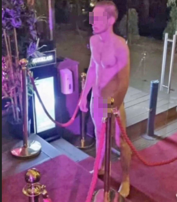 Tânărul, îmbrăcat în "costumul lui Adam", încearcă să intre la NUBA (FOTO: CANCAN.RO)
