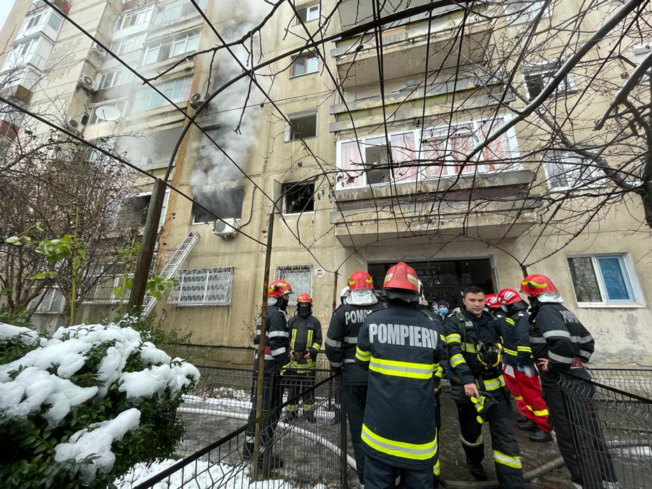 Incendiu de proporții în Capitală! Un bărbat și-a dat foc la propriul apartament