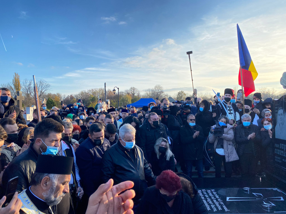 Surorile lui Petrică Mîțu Stoian, îngenuncheate de durere. Ce au strigat cele două în faţa mormântului