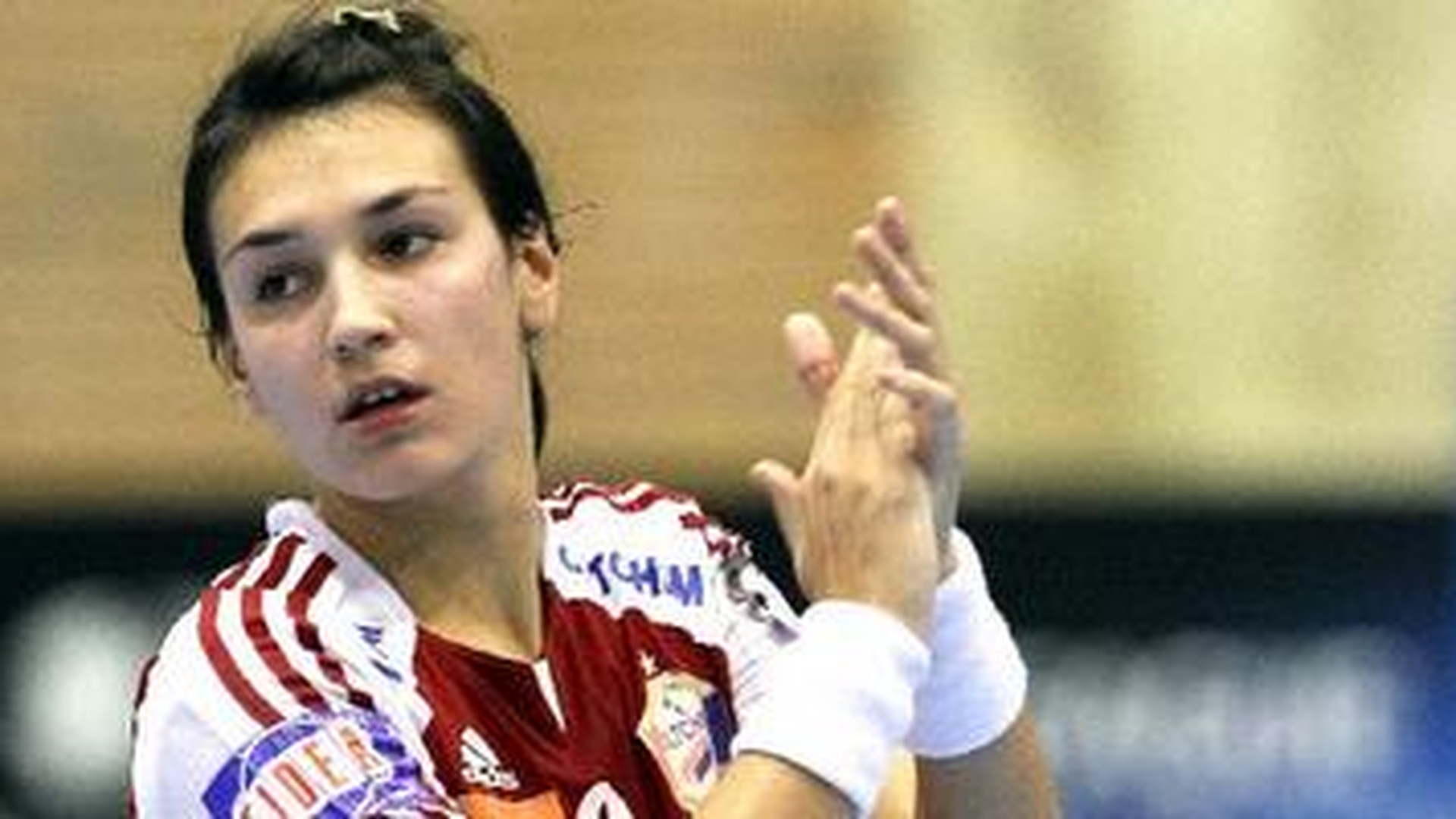 Povestea trista a super-handbalistei care a adus “bronzul” mondial Romaniei. Umbla cu haine de imprumut si…
