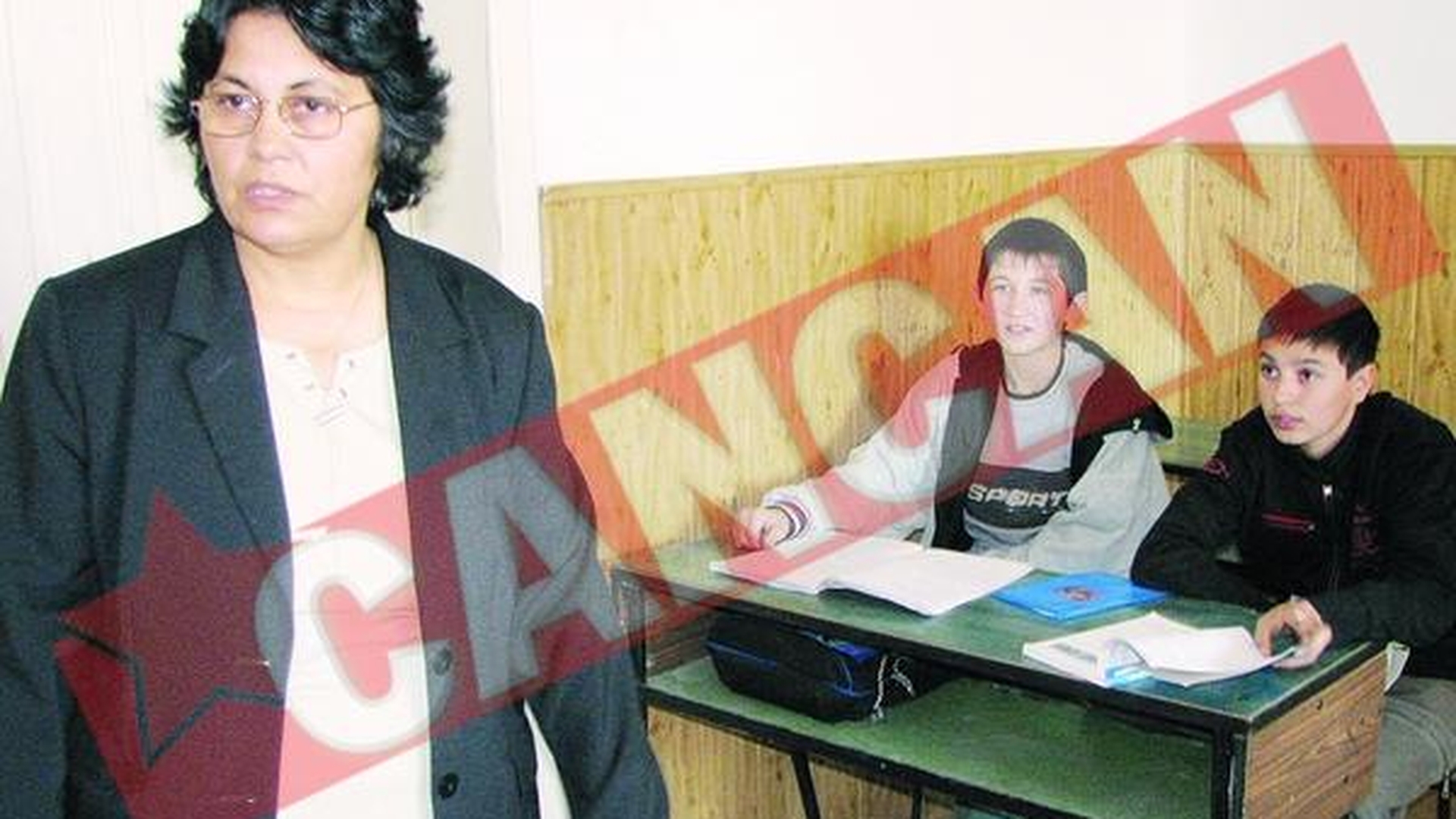 Elev batut in clasa de tatal unei colege