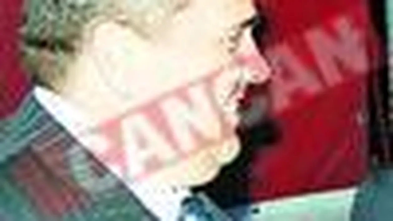 A inchiriat cinci TIR-uri pentru a transporta corturile de nunta