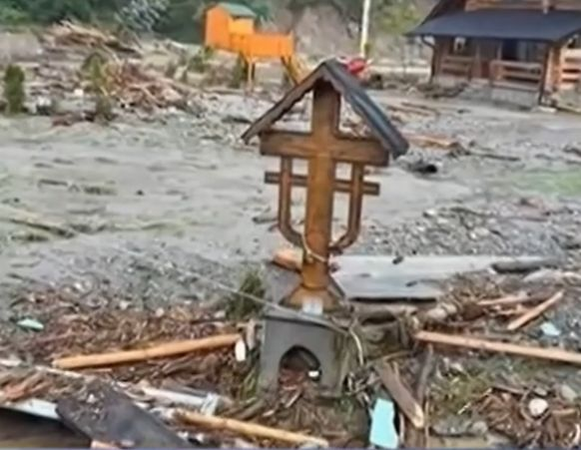 Troița a rămas întreagă! Sursa foto: captură TV