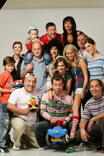 Echipa serialului „La Bloc”, cel care a consacrat multe vedete ale televiziunii postdecembriste / Sursă foto: Facebook