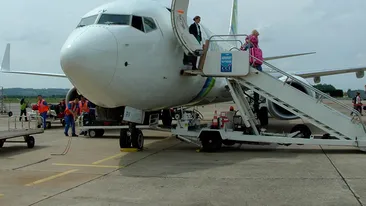 Un avion plin cu români a fost lovit de o cisternă