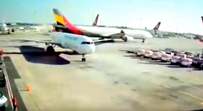 Două avioane pline cu pasageri s-au ciocnit pe Aeroportul Atatürk din Istanbul! Una dintre aeronave s-a rupt