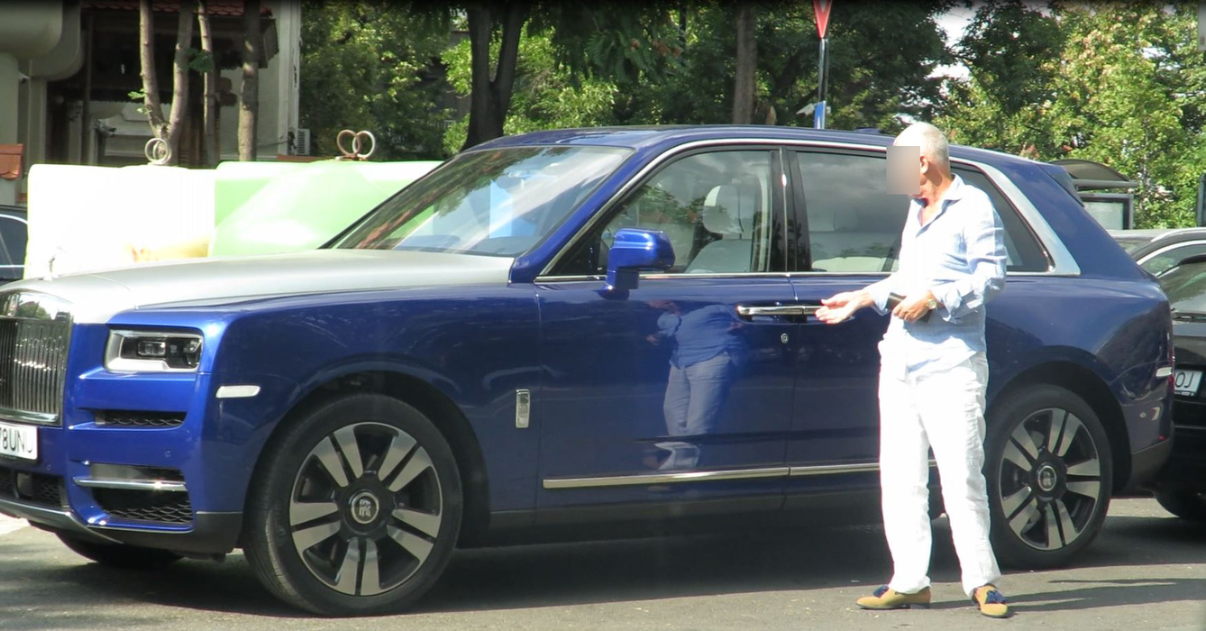 ”Milionarul singuratic” a întors, din nou, privirile pe străzile Capitalei, cu superbul SUV Rolls Royce