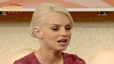 Jojo isi ia in serios rolul de mamica! Afla ce face pentru a-l convinge pe fiul ei de opt luni sa manance!