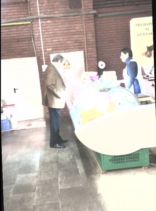 S-a hătărât, a cumpărat, iar bodyguardul s-a ocupat de plasă