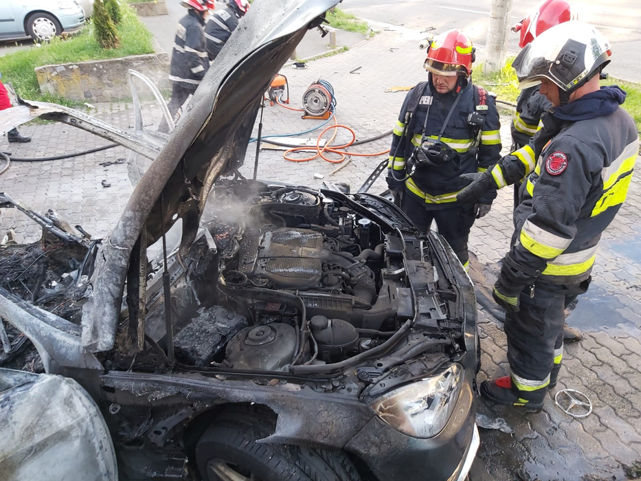 Incendiu în Arad. Un bărbat a fost găsit mort în flăcări, într-o mașină care a ars