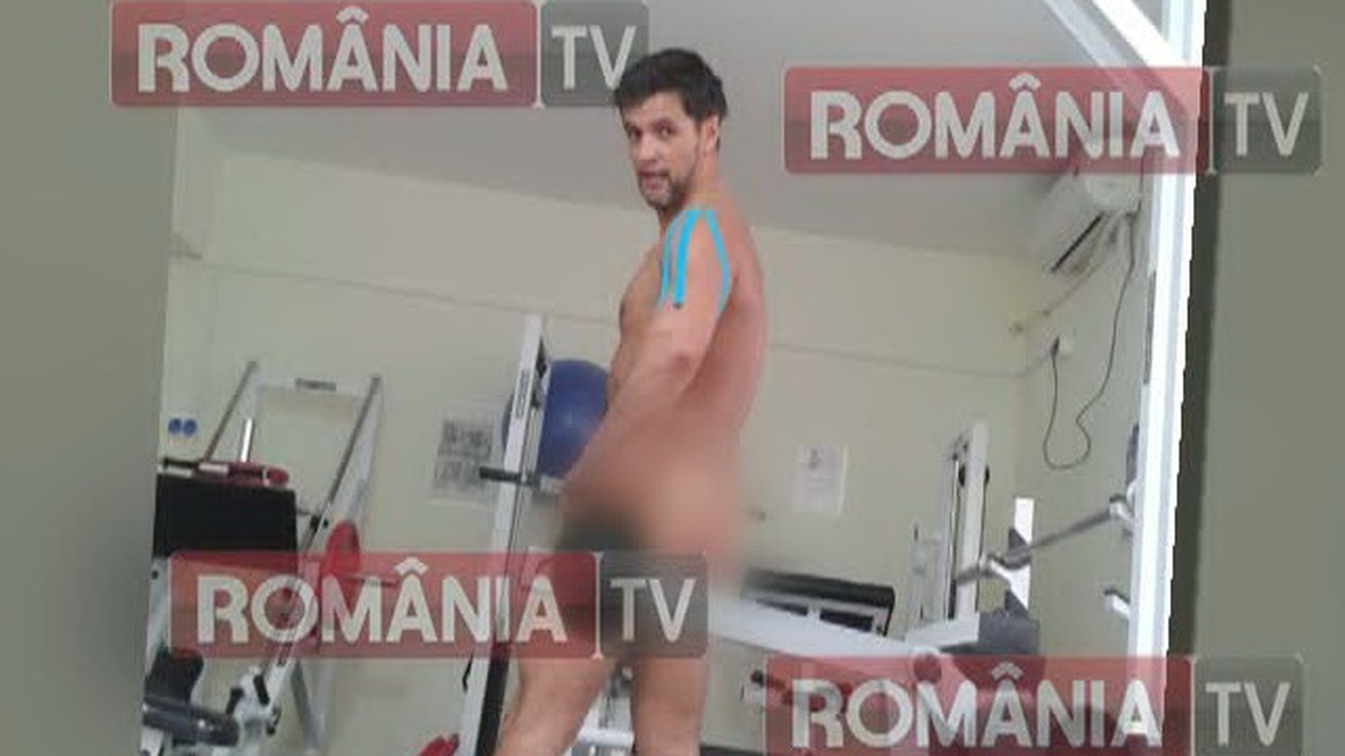 Gestul incredibil facut de un sef de penitenciar din Vaslui! Fericit ca a fost avansat, politistul si-a dat chilotii jos!