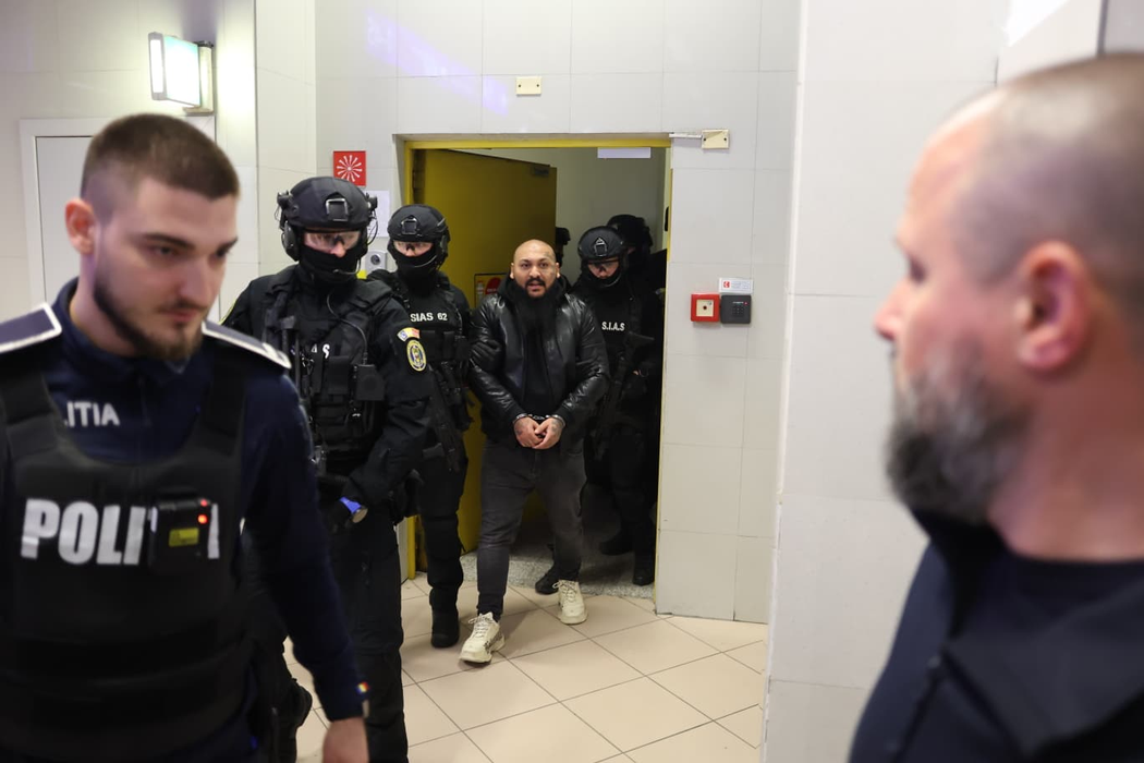 Dani Mocanu și Nando, aduși în cătușe la București! Primele imagini cu manelistul și fratele lui, de pe aeroportul Otopeni