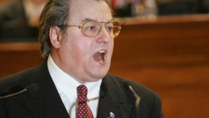 Nu se coboară la acest nivel:"N-am ce să comentez despre Andreea sub-Marin!Cine e ca să vorbească Corneliu Vadim Tudor despre ea?"