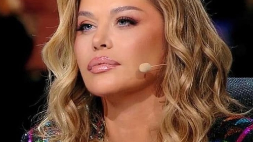 Loredana Groza, complet nemachiată și necoafată. Cum a fost surprinsă artista pe străzile Capitalei