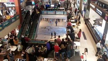 Al doilea incident la un mall din Constanţa. Tavanul s-a prăbuşit pe zeci de metri! Ce s-a întâmplat după