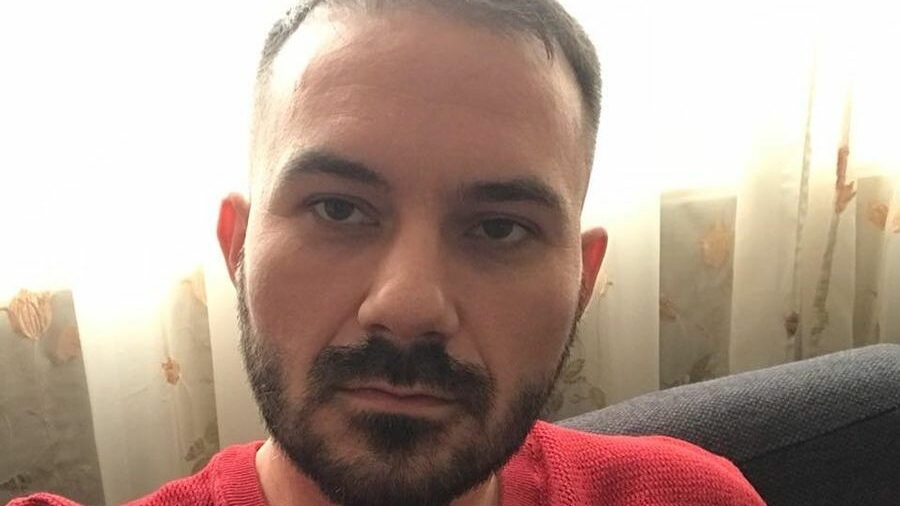 El este fostul șot al sinucigașei din Timișoara. Alex a venit în țară să-și înmormânteze copiii și soția