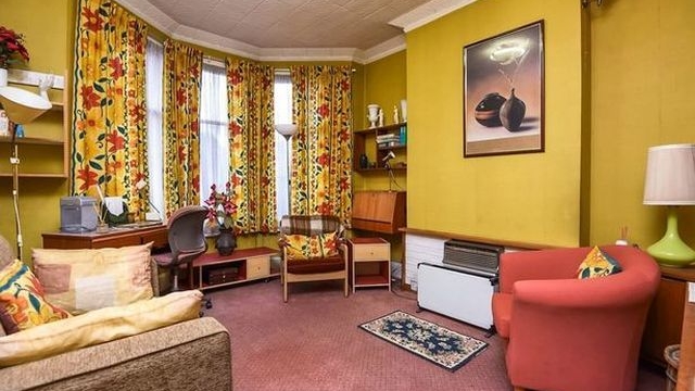 Nu a fost renovată din anii '70, dar are preţ de 2016! Vezi cum arată această casă retro extrem de scumpă! 