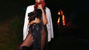 Iulia Albu, fără lenjerie intimă! S-a pozat cu cocoșul în brațe