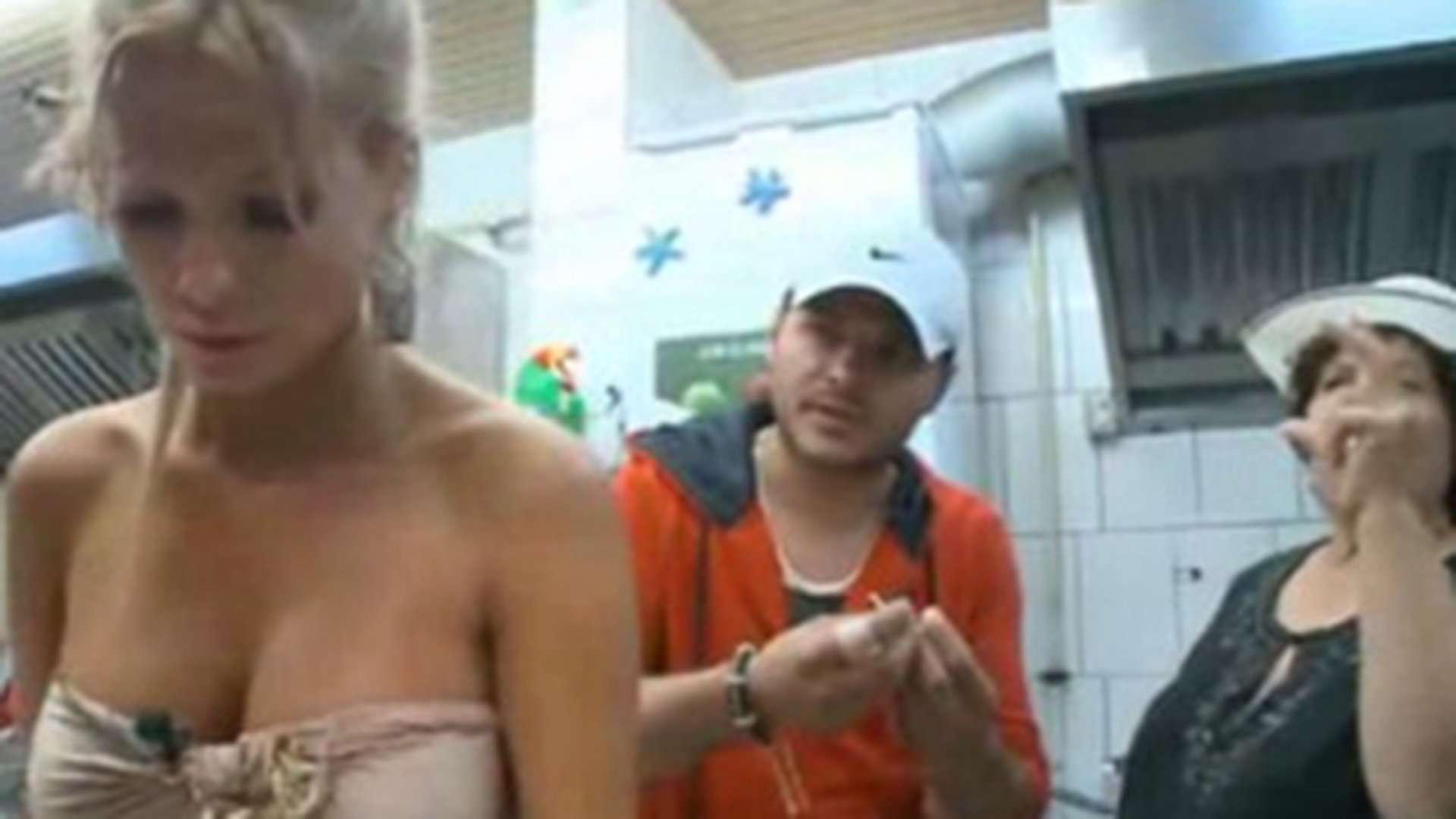 Scandal monstru intre Simona Sensual si doamna Bamboi: "Fata asta spala cutitul de zici ca freaca sc*le de barbati"