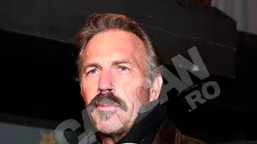 VIDEO Kevin Costner a stat in ploaie ca sa raspunda ziaristilor romani! M-am deghizat in Mos Craciun pentru copiii mei, dar m-au recunoscut