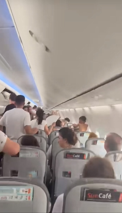Pasagerii unui avion care trebuia să zboare în Antalya au trecut prin clipe grele. Blocați pe pistă, la 56 grade Celsius
