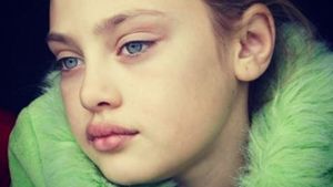 Ce s-a ales de Adina, păpușa de la Glina. Cum arată acum, la 17 ani, tânăra cu chip angelic de la groapa de gunoi