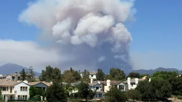 A fost decretată starea de urgență în sudul Californiei din cauza incendiilor de vegetație! Peste 20.000 de oameni, evacuați