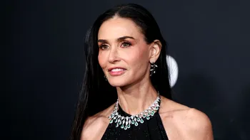 Demi Moore, o adevărată apariție la Milano! Tunsoare bob și o ținută integral din piele la show-ul Gucci