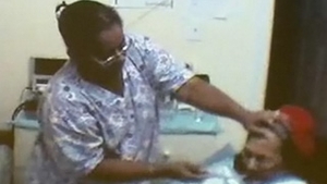VIDEO ATENTIE! Imagini socante! O femeie de 91 de ani este batuta si umilita de asistenta care o ingrijea