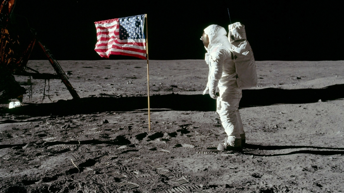 Suma fabuloasă cu care a fost vândută jacheta purtată de Buzz Aldrin pe Lună. Iată cât a costat obiectul vestimentar