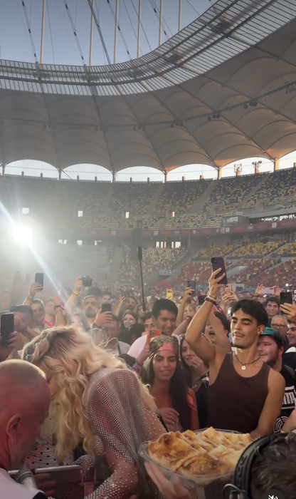 Loredana a împărțit merdenele la concert/foto: Instagram