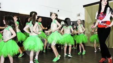 Raluca Petrica o ia si pe fiica ei la repetitii! Preda gratis lectii de dans copiilor!