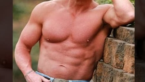 O femeie din Hunedoara a fost păcălită pe Facebook de un gigolo ca să-i trimită 11.000 de euro