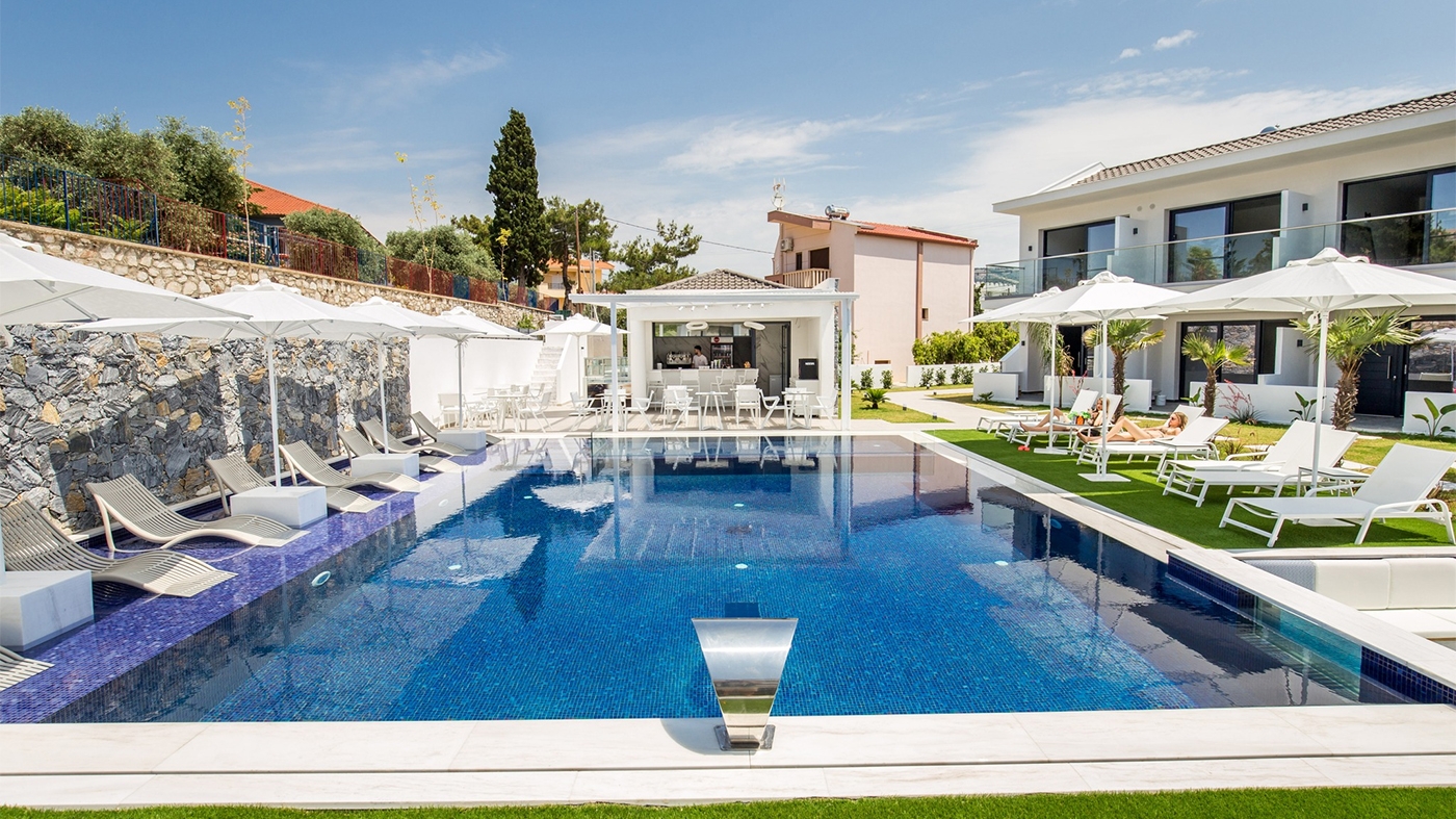 În octombrie 2025, Iulia a rezervat prin Booking o cazare în Thassos, pentru august 2026, pentru care a plătit un avans de 300€. Zilele trecute, a primit un mail bulversant de la proprietar. Ce rezervase, de fapt