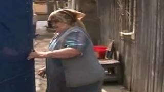 VIDEO DEMENTIAL! O batranica injura artistic: "P**e crestem aici! Lasa-ma-n p**a si nu ma mai filma!" - Vezi motivul halucinant pentru care face praf un reporter!
