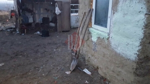 Un adolescent din Iaşi a fost obligat de tată să-şi îngroape mama! Minorul a fost ameninţat că va avea aceeaşi soartă dacă vorbeşte. Detalii cutremurătoare!