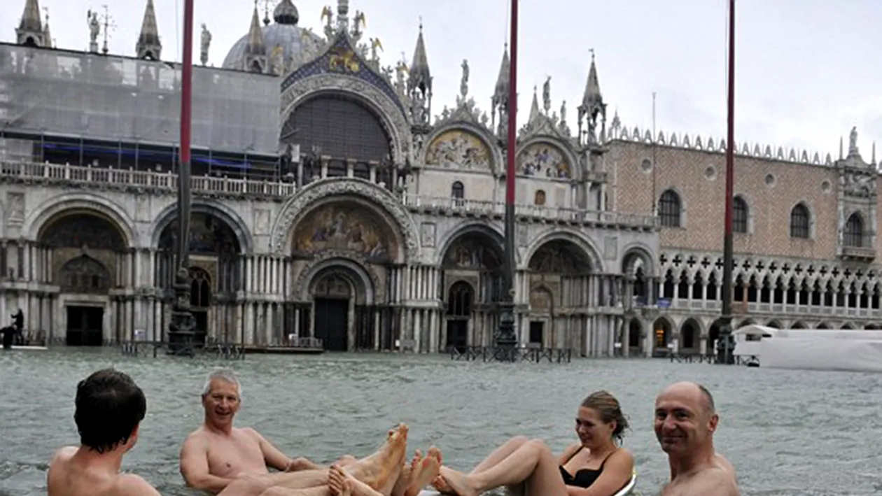 Romantica Veneţie se scufundă, dar oamenii se comportă normal! Imagini incredibile cu turiştii aflaţi în vacanţă în aceste momente
