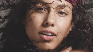 ALICIA KEYS s-a filmat în timp ce intră în cadă goală-puşcă! Bărbaţii au fost în delir