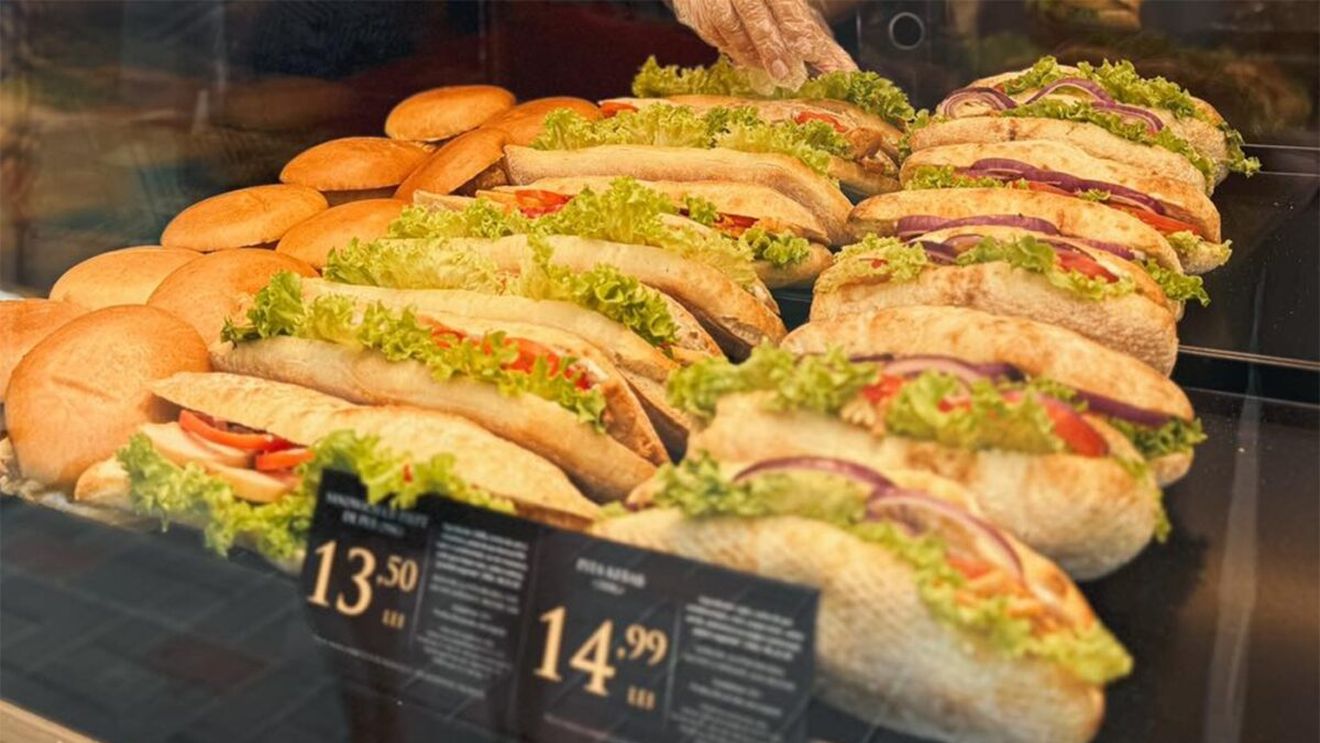 Ce a găsit o femeie din Iași într-un sandwich cumpărat de la simigeria Petru: "Suspendarea activității până la remediere"