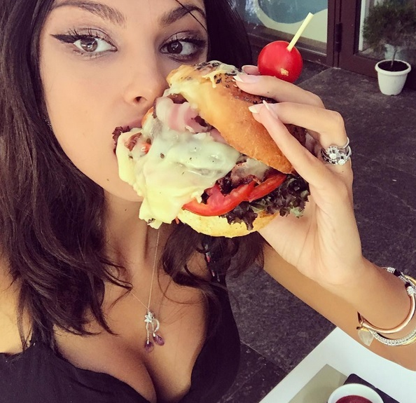 Mădălina Ghenea surprinde: „Mânânc foarte mult, vreau să pun pe mine”. S-a fotografiat în dreptul gurii cu un…