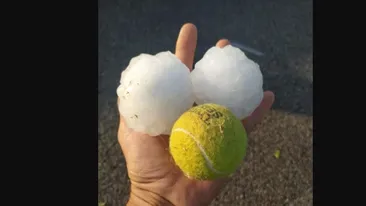 Fenomen extrem! Grindină uriașă, cât mingea de tenis. Bucățile de gheață au făcut pagube serioase