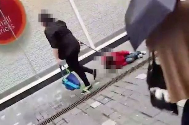 Şi-a luat copilul de la şcoală şi l-a târât până acasă! Trecătorii îngroziţi şi-au scos rapid telefoanele şi au filmat