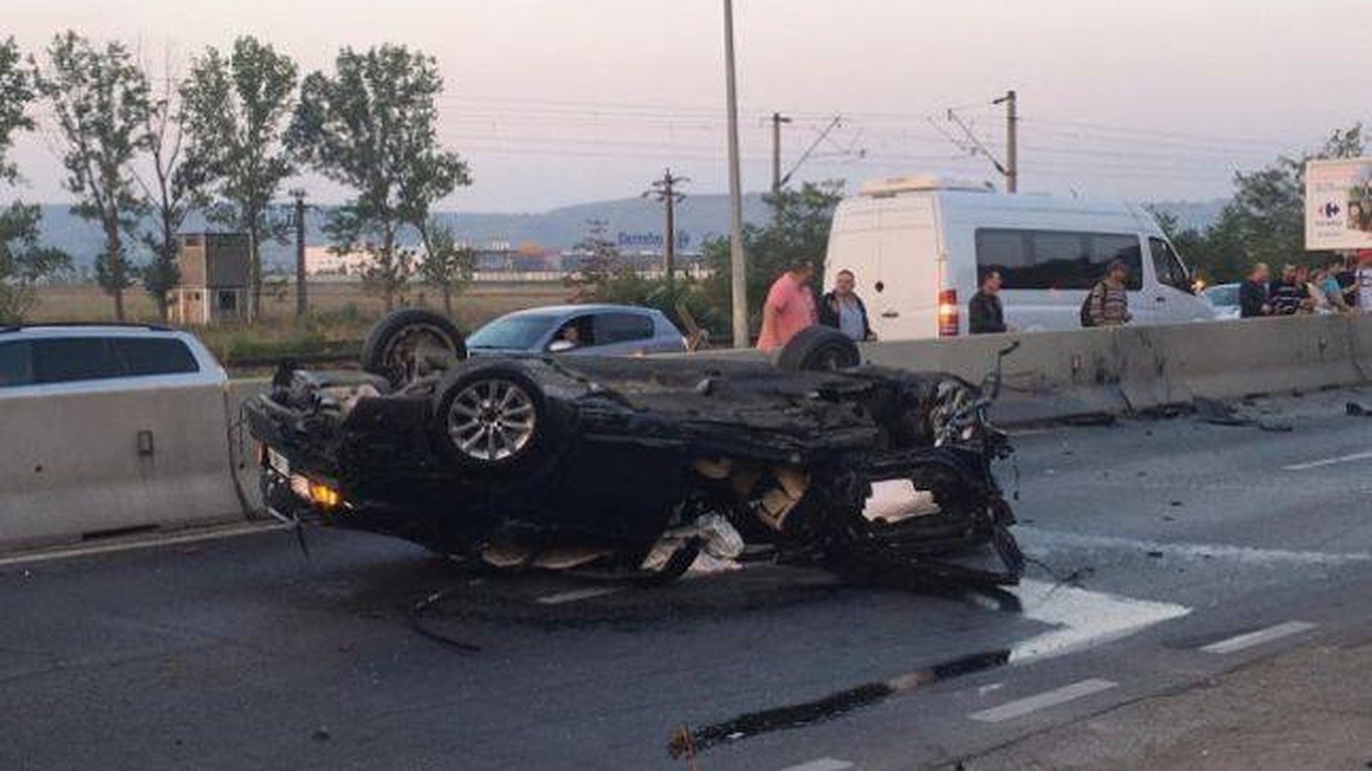 Şoferul de BMW care a murit la intrarea în Iaşi după ce a zburat cu maşina peste un zid avea o alcoolemie de comă. Până şi poliţiştii au fost şocaţi